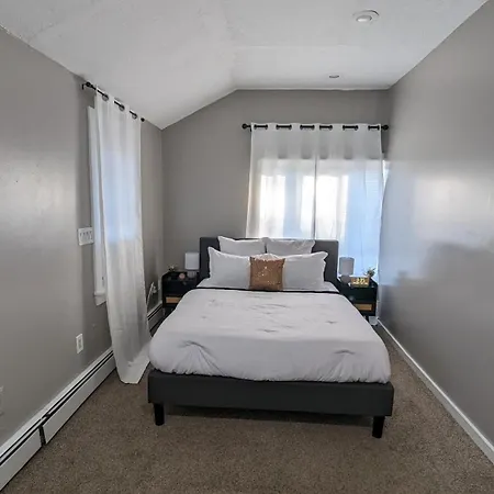 Private, Spacious & Comfy 1 Bedroom Entire Suite With Separate Entry & Free Parking